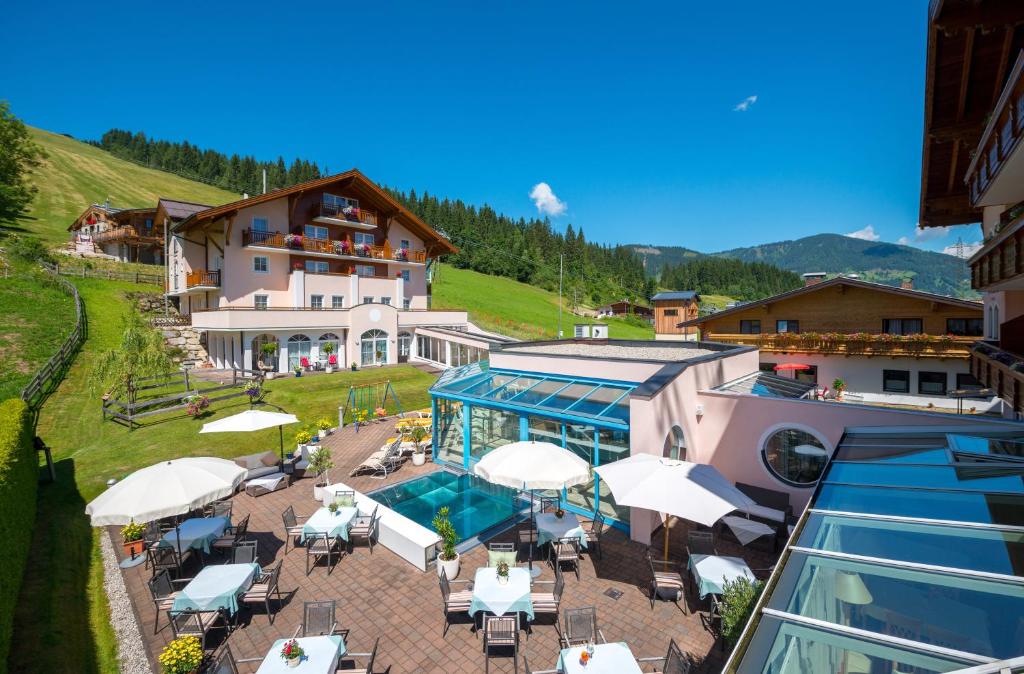 Nespecifikovaný výhled na hory nebo výhled na hory při pohledu z hotelu