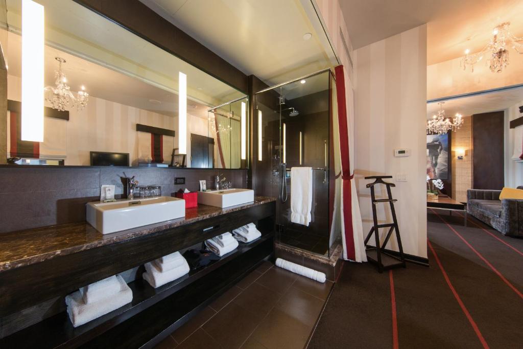 A cozinha ou cozinha compacta de Sanctuary Hotel New York