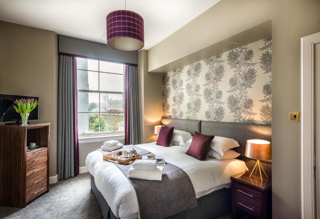 een hotelkamer met een groot bed en een raam bij Ardgowan Hotel in St Andrews