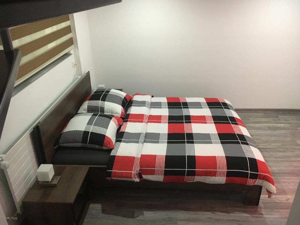 Postel nebo postele na pokoji v ubytování Studio cosy au centre de Couvet