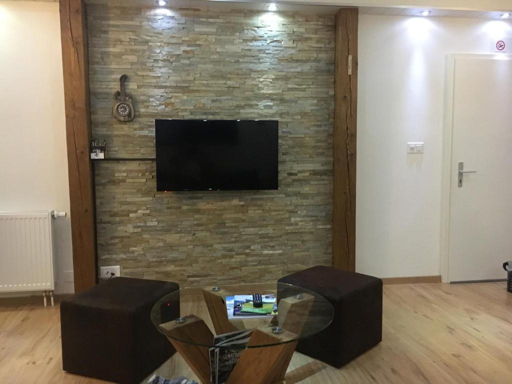 TV a/nebo společenská místnost v ubytování Studio cosy au centre de Couvet