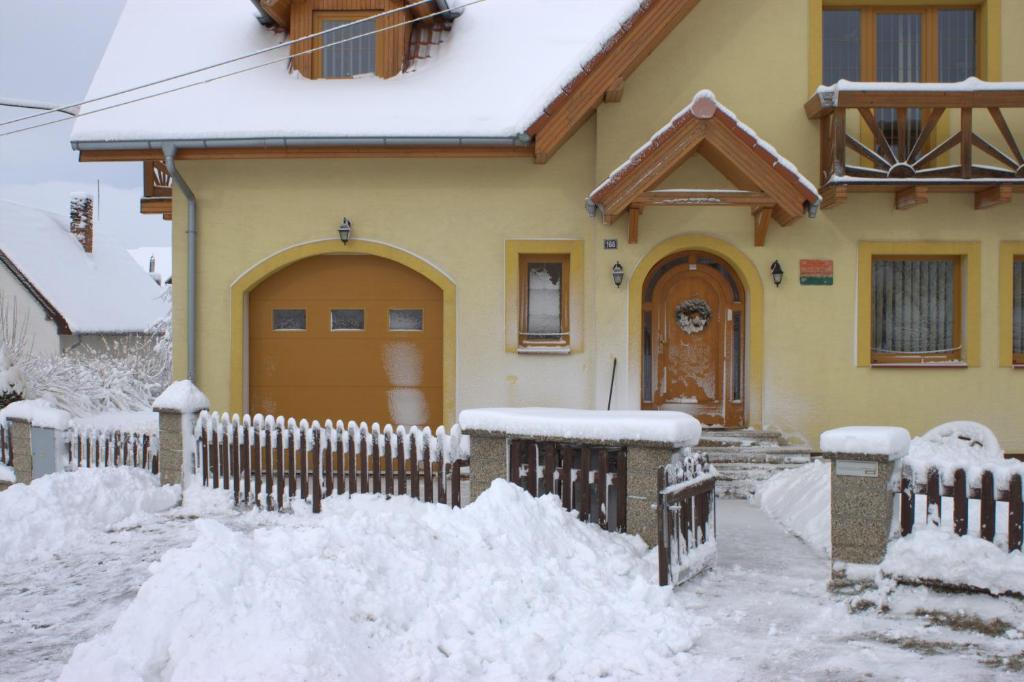Žltý dom Vrbov v zimě