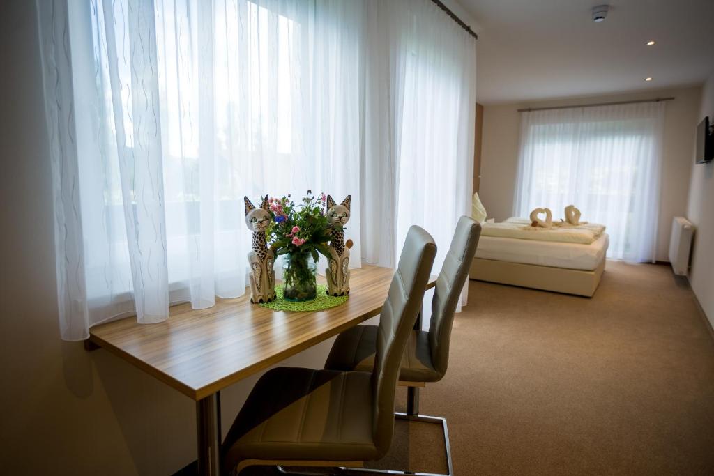 Postel nebo postele na pokoji v ubytování Gästehaus Krappinger/Pizzeria Mamma Mia