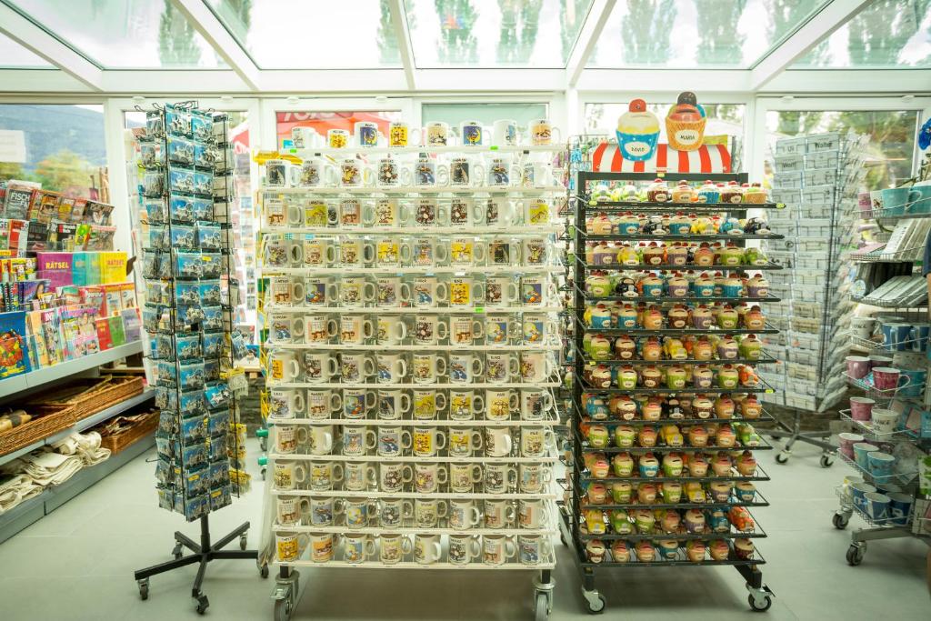 Supermarket nebo jiné obchody v  penzionu nebo okolí