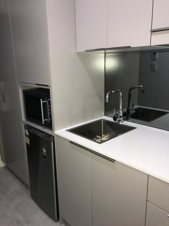Kuchyň nebo kuchyňský kout v ubytování Value Suites Green Square