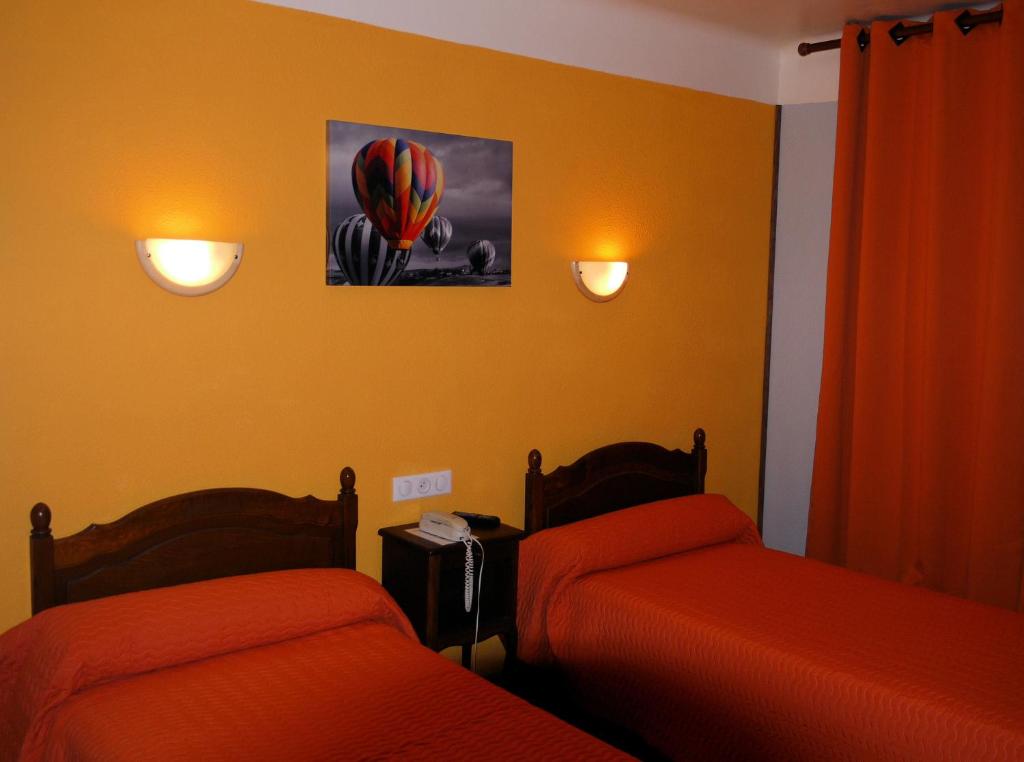 Postel nebo postele na pokoji v ubytování Hôtel Le Castelet