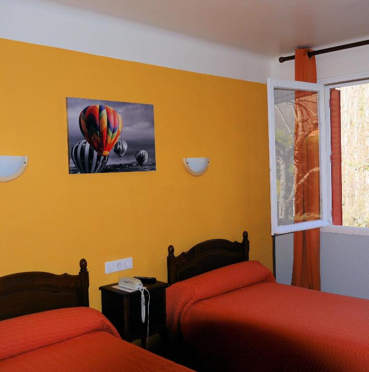 Postel nebo postele na pokoji v ubytování Hôtel Le Castelet