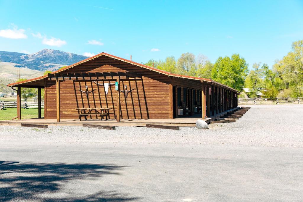 Nespecifikovaný výhled na hory nebo výhled na hory při pohledu z motelu