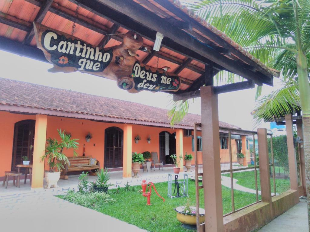 a building with a sign that reads cattilinking bite and a patio at Pousada Rural Ouro Verde in Eldorado