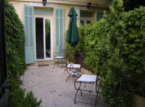 カンヌにあるCroisette-Oasisのパティオ(椅子2脚、緑のパラソル付)