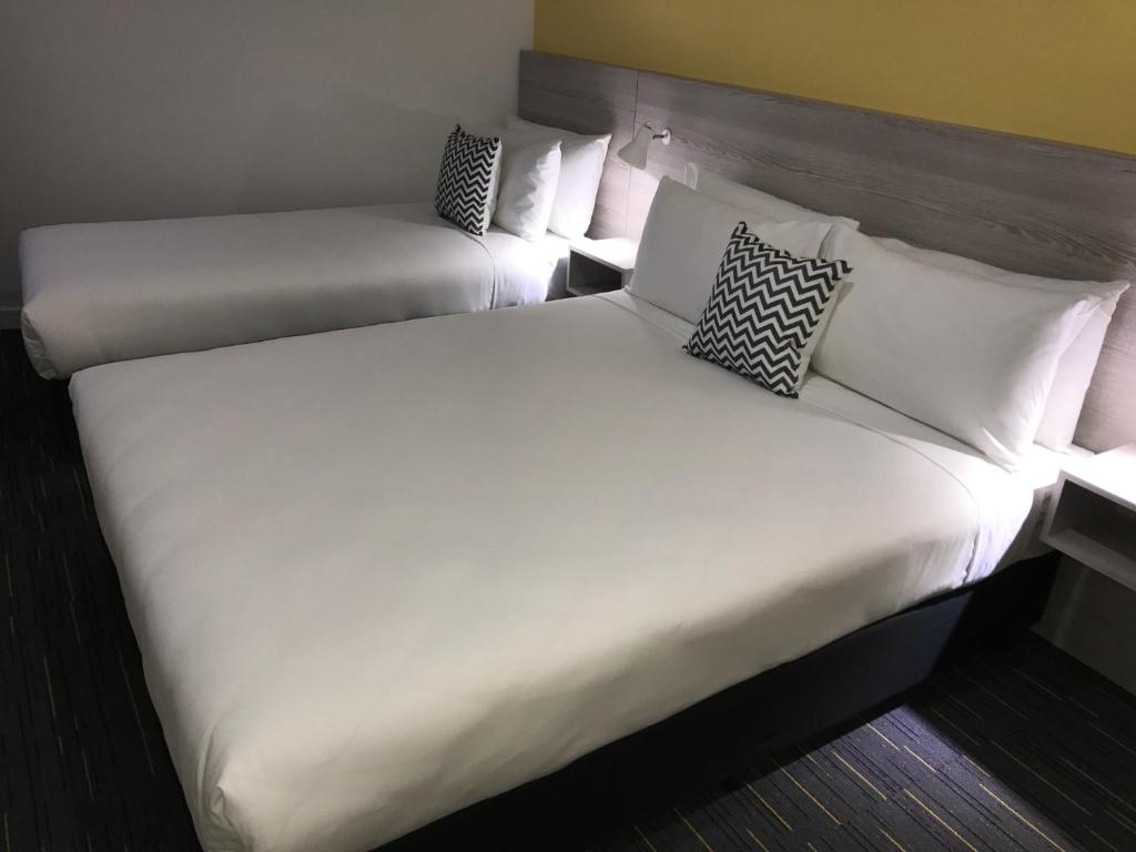 Postel nebo postele na pokoji v ubytování Value Suites Green Square