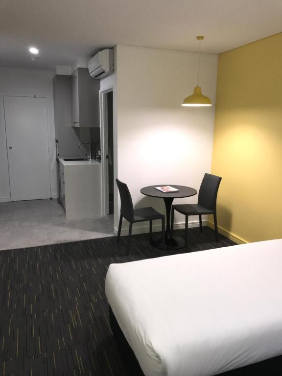 Postel nebo postele na pokoji v ubytování Value Suites Green Square