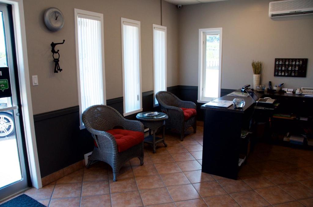 Un lugar para sentarse en Motel Des Cascades