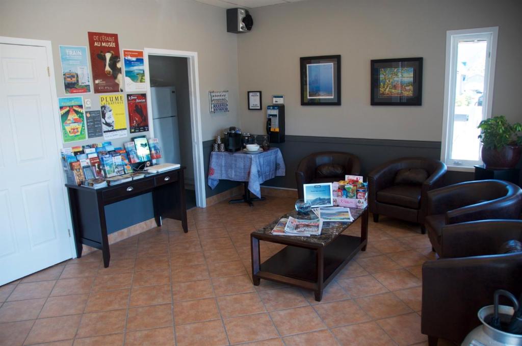 Un lugar para sentarse en Motel Des Cascades