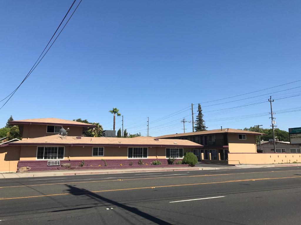 a building on the side of a street at Economy Inn in Modesto