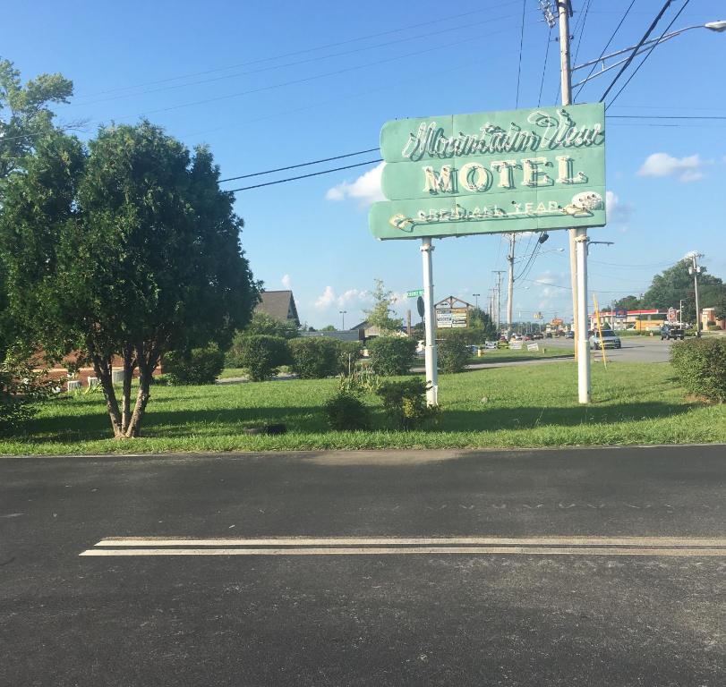 una señal para un motel al lado de una carretera en Mountain View Motel, en Maryville