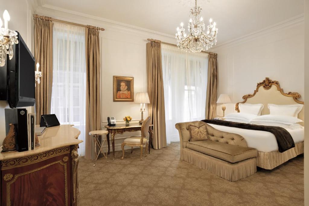 The Plaza - Deluxe King Room