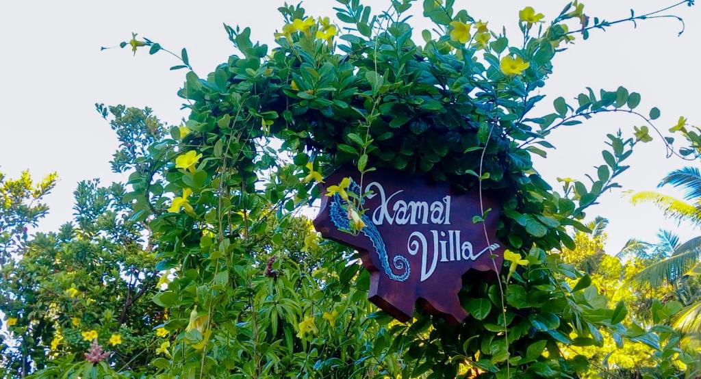un panneau suspendu à un arbre dans l'établissement Kamal Villa, à Ahungalla