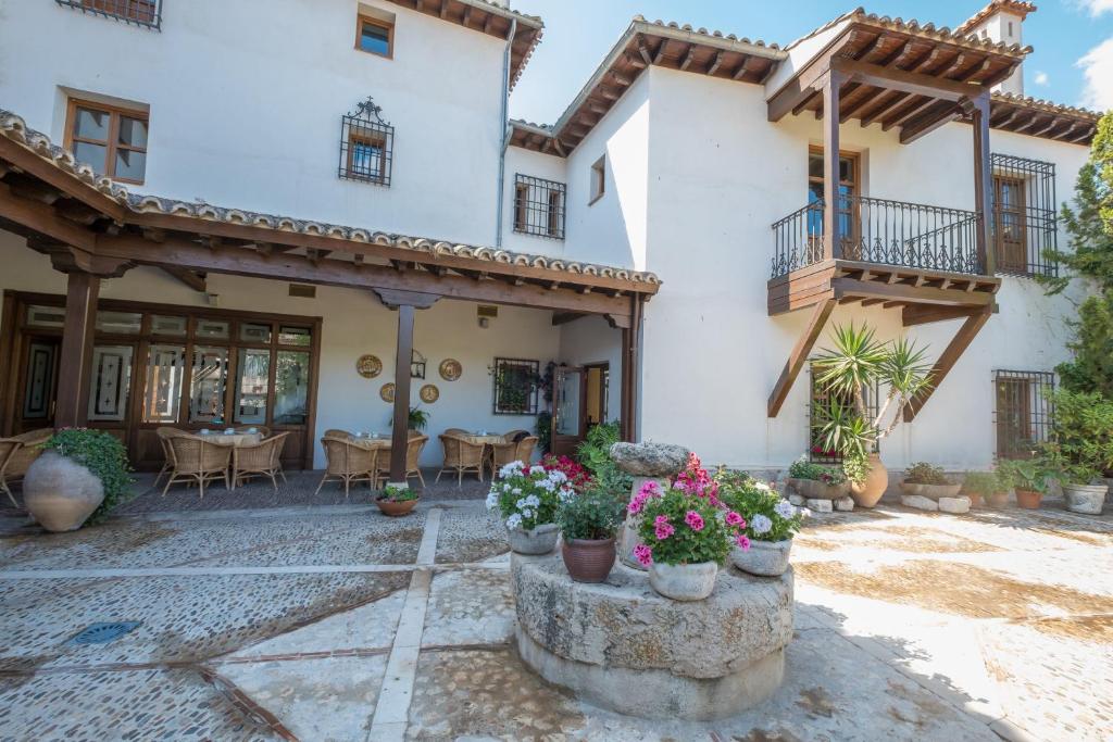 a house with a courtyard with potted plants at Condesa de Chinchón in Chinchón