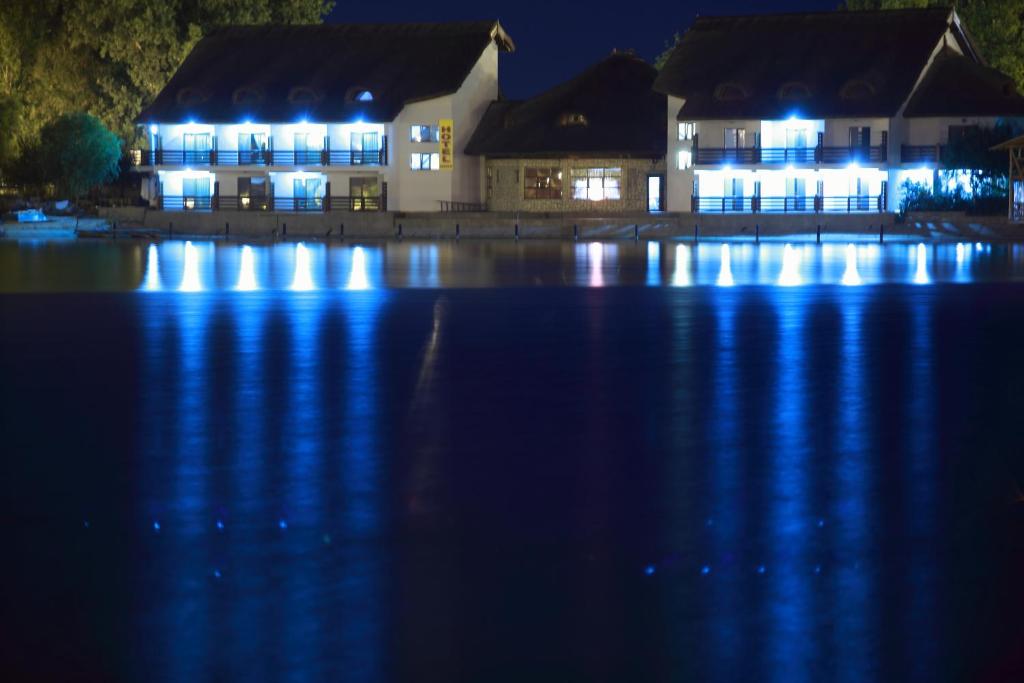 Výhled na řeku, která protéká v blízkosti hotelu