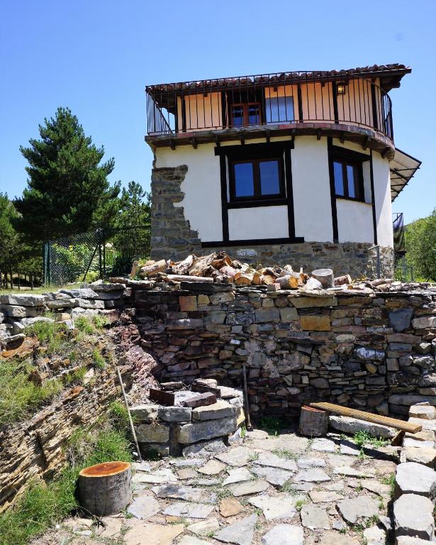 Budova, v ktorej sa dom na vidieku nachádza