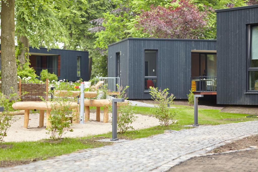 a group of benches in front of a tiny house at Glück in Sicht in Glücksburg