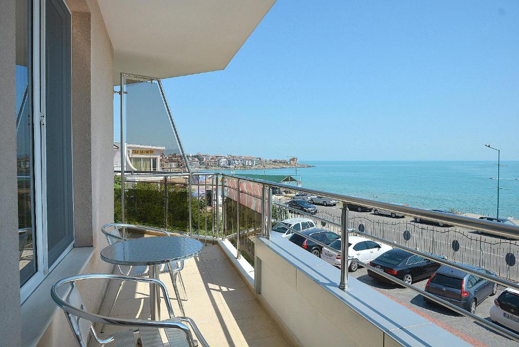 ソゾポルにあるAndreevi Apartments in Villa Rougeの海を望むバルコニー(テーブル、椅子付)