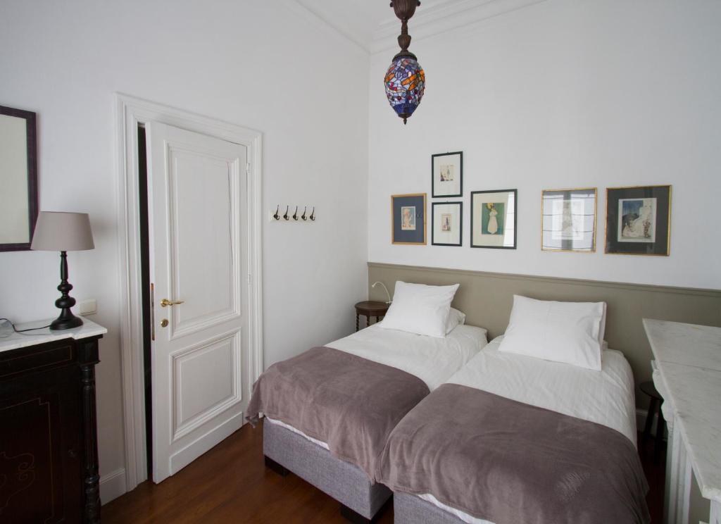 sypialnia z 2 łóżkami i stołem z lampką w obiekcie Holiday Home Huis Dujardin 3 w Antwerpii