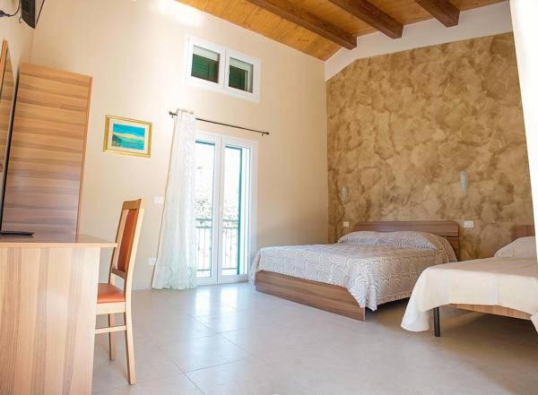 1 dormitorio con 2 camas, escritorio y ventana en Zio Tonino, en Termoli