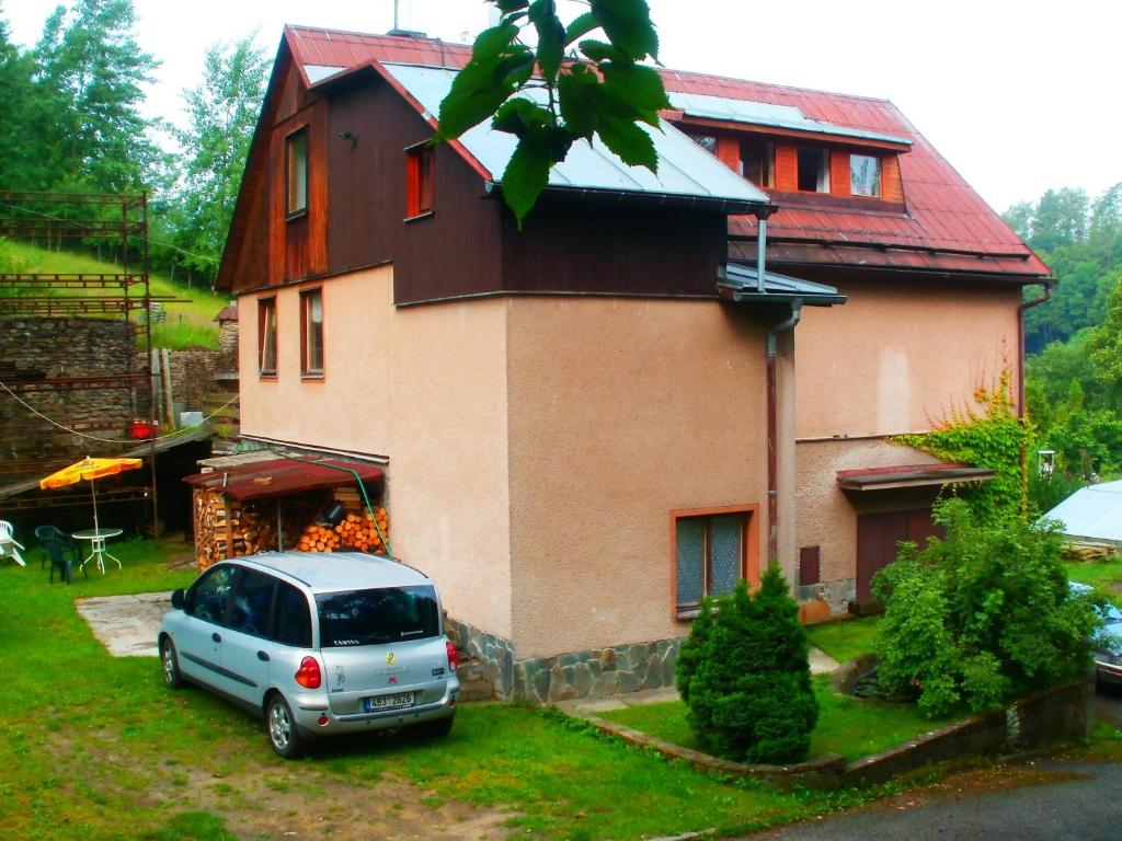 un coche aparcado frente a una casa en U Janečků, en Teplice nad Metují