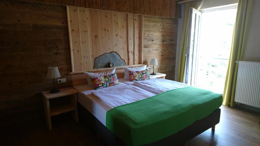 Postel nebo postele na pokoji v ubytování Hotel & Auberge le Journal