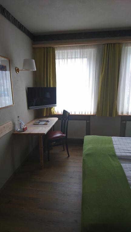 TV a/nebo společenská místnost v ubytování Hotel & Auberge le Journal