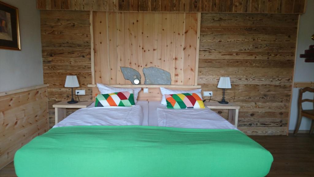 Postel nebo postele na pokoji v ubytování Hotel & Auberge le Journal