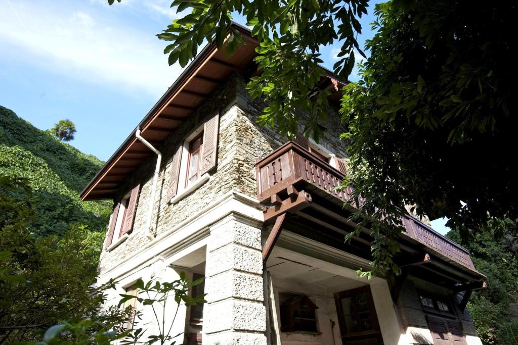 un edificio con balcone sopra di Villa Scagliola a Verbania