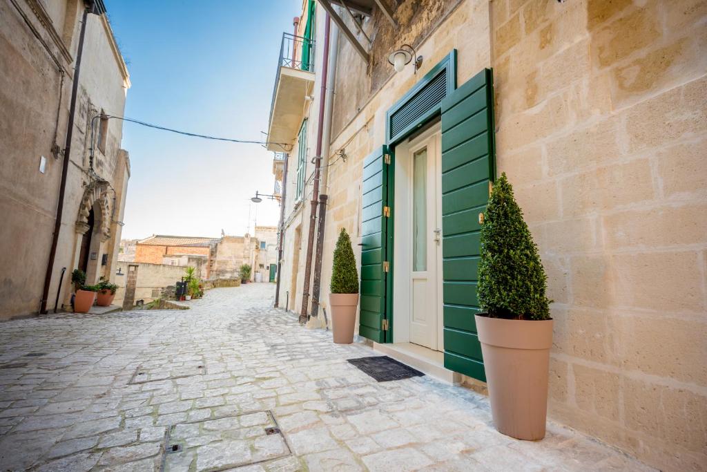 an alley with potted plants on the side of a building at Casino San Giuseppe in Matera