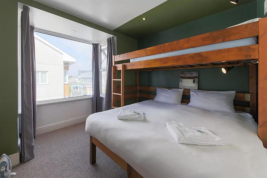 Кровать или кровати в номере Reef Lodge
