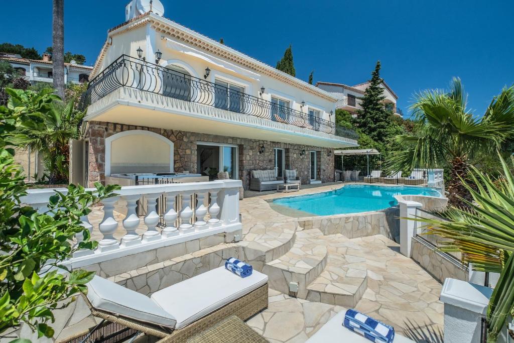 une villa avec piscine et une maison dans l'établissement Villa Palm, au Trayas