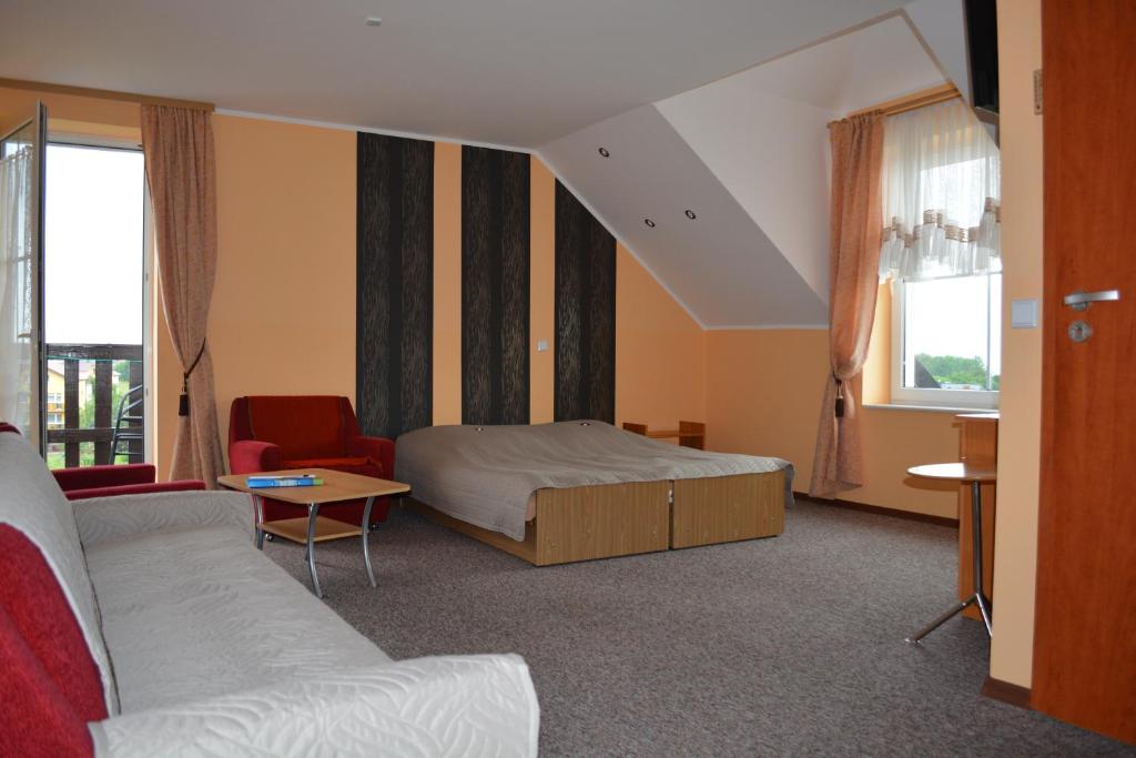 弗瓦迪斯瓦沃沃的住宿－Willa Adler，酒店客房,配有床和沙发