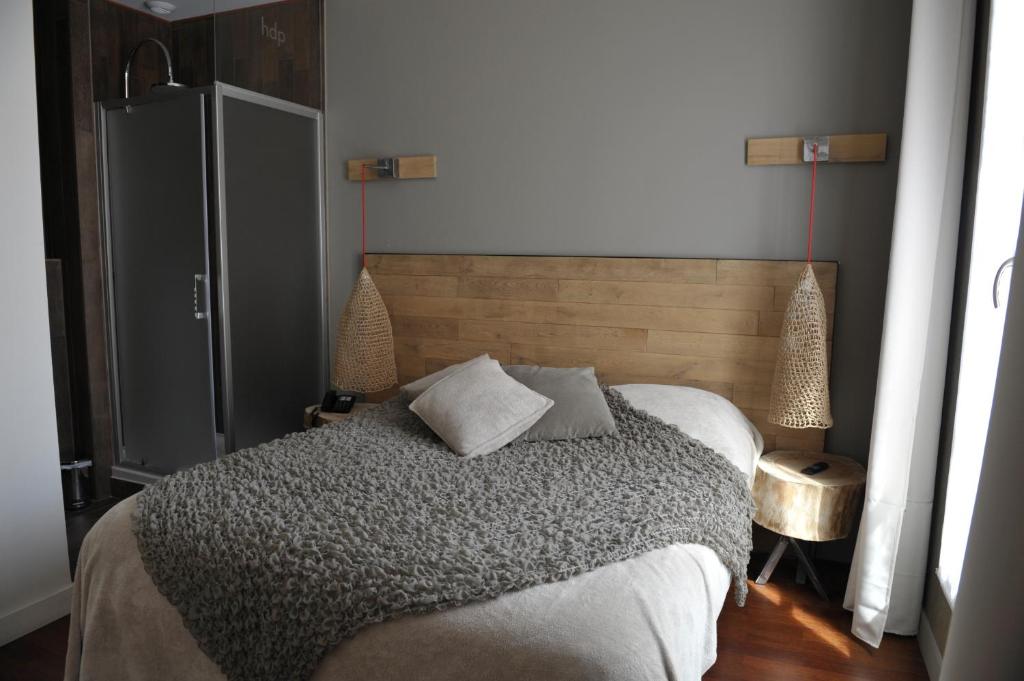 Postel nebo postele na pokoji v ubytování Hôtel De Paris