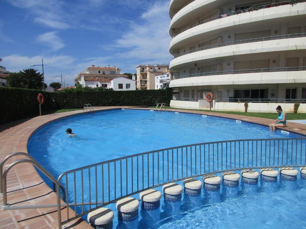 ein großer Pool in einem Gebäude mit einer Person darin in der Unterkunft Apartament Medes Parc I 4 6 inmoestartit in L'Estartit