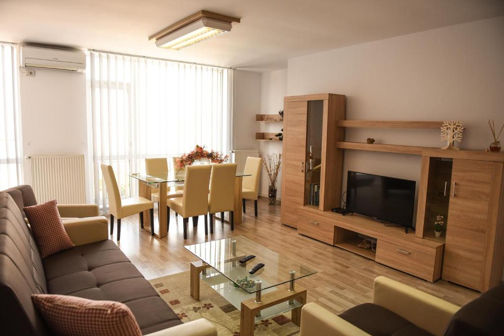 a living room with a couch and a tv and a table at Apartament Belvedere in Cluj-Napoca