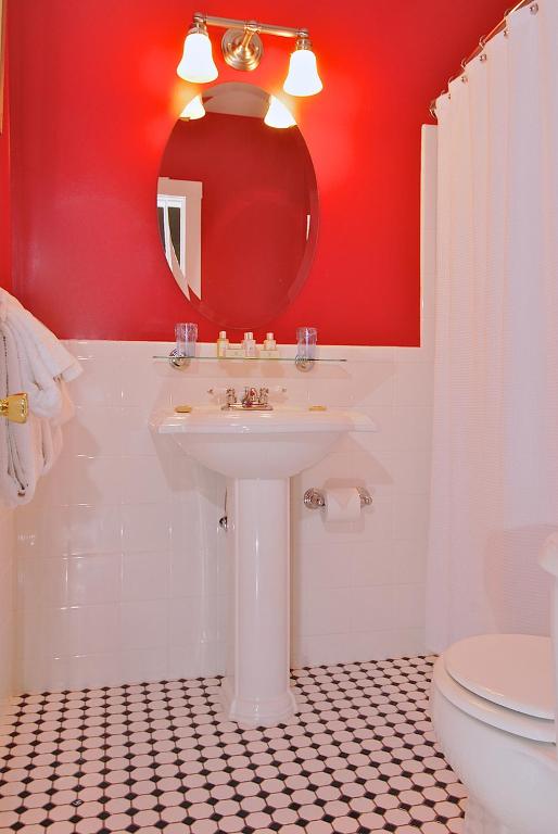 Yankee Peddler Inn - Superior Room With Two Queen Beds