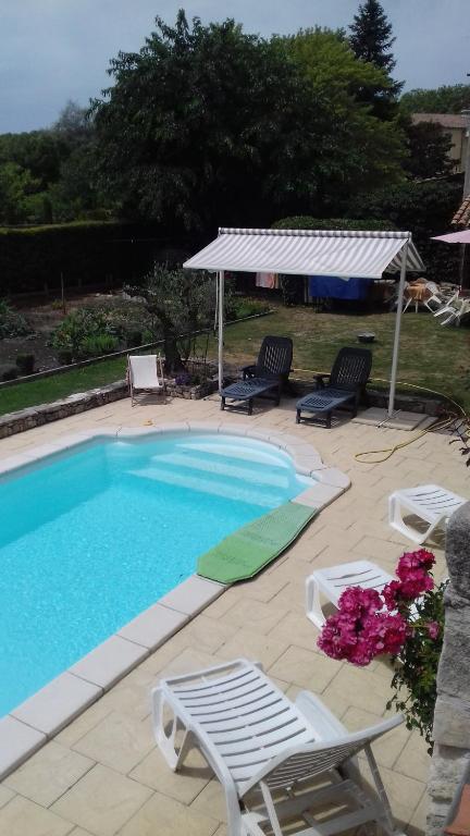 Bazén v ubytování Grange Voutée avec jardin nebo v jeho okolí