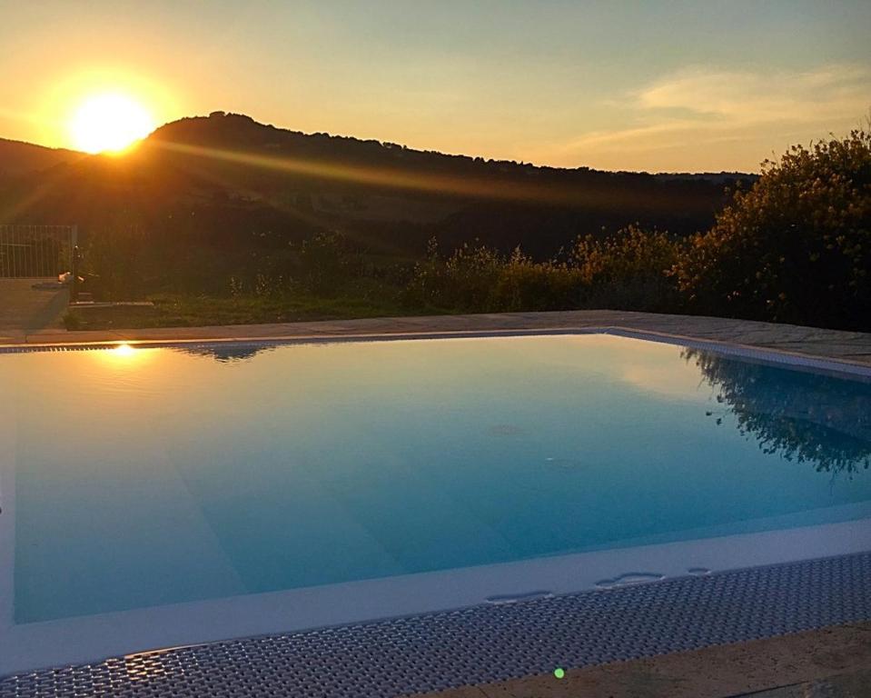 Bazén v ubytování Amico Country House nebo v jeho okolí