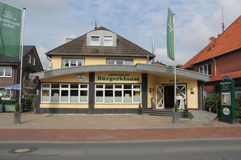 un bâtiment situé sur le côté d'une rue dans l'établissement Hotel Restaurant Bürgerklause Tapken, à Garrel