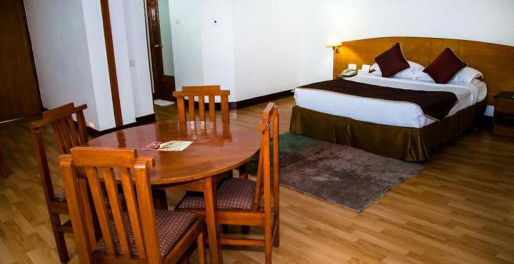Postel nebo postele na pokoji v ubytování Ramee Guestline Tirupati