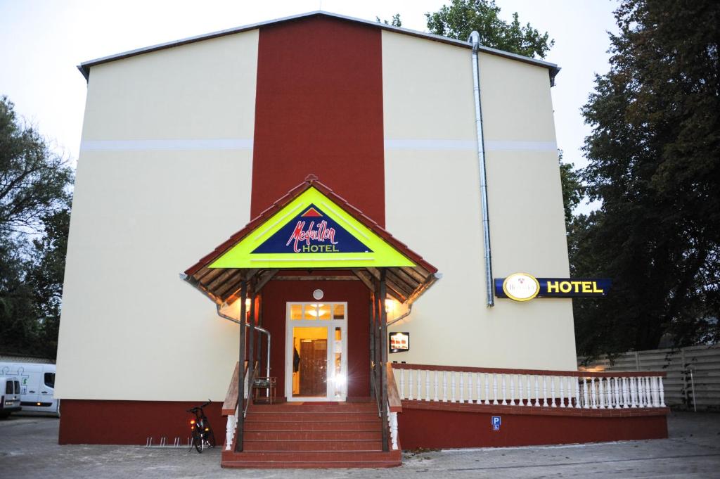 Budova, kde se hotel nachází