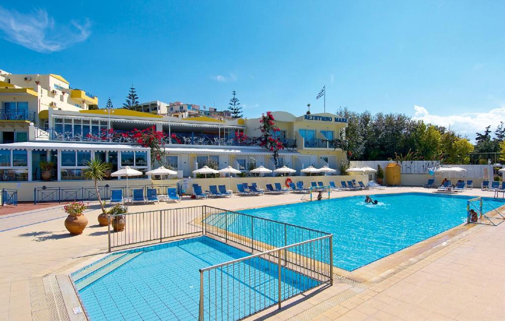 Bazén v ubytování Rethymno Mare Royal & Water Park nebo v jeho okolí