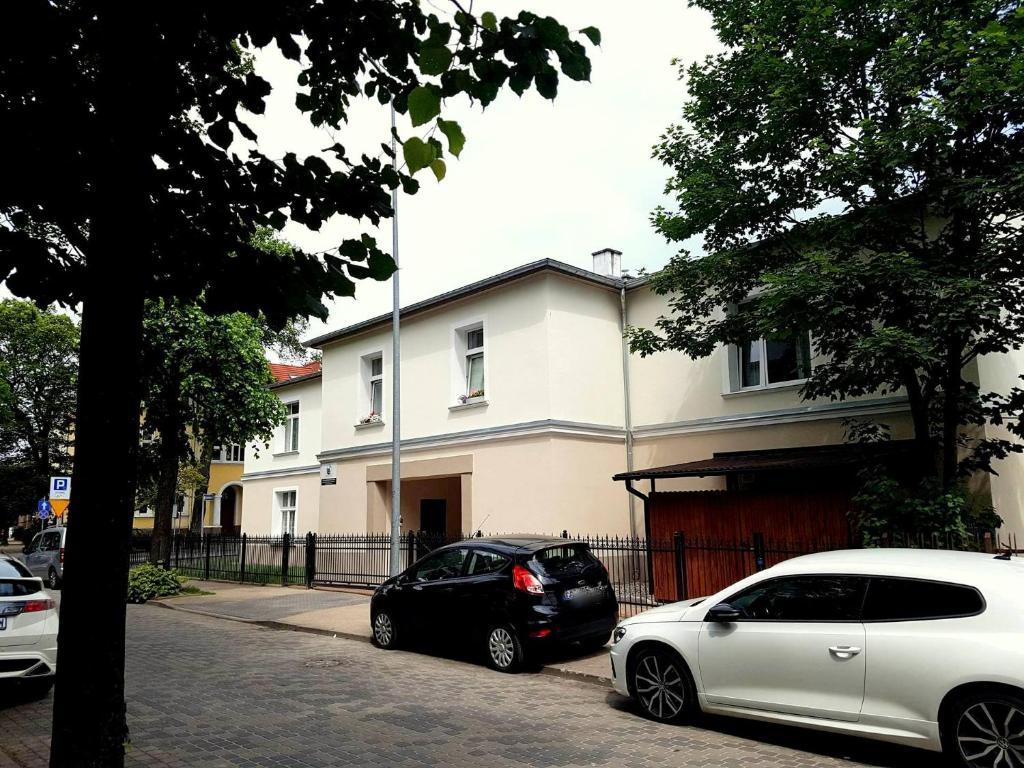 ソポトにあるApartament sopot 2 pokojeの建物の前に駐車した車両2台