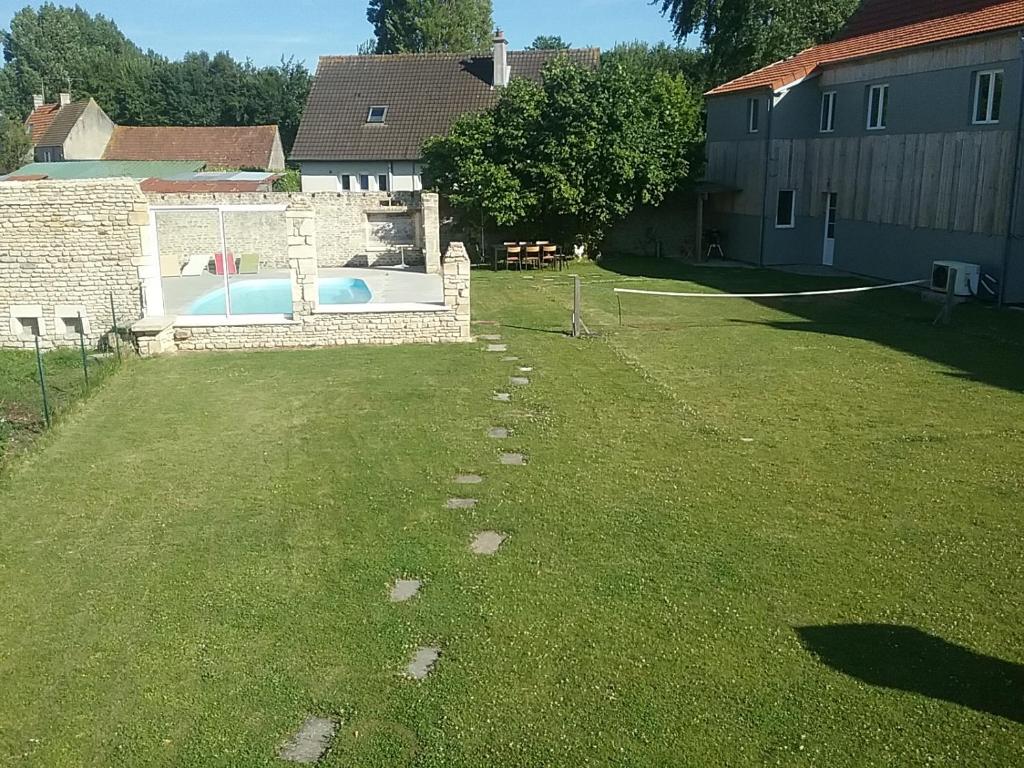 a yard with a swimming pool in a yard at Cottage B2 Bazenville in Bazenville